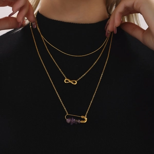 Collier doré à trois rangs avec symbole infini, épingle de sûreté et pierre violette