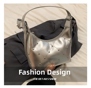 Détails du sac en similicuir argenté avec coutures matelassées et rivets métalliques