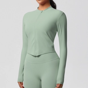 Détail de la veste de yoga vert sauge avec ourlet en V et legging taille haute assorti