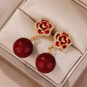 Boucles d'oreilles roses dorées avec émail rouge et pavé de zircons étincelants