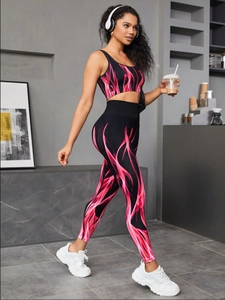 Detail of seamless high-waist yoga set with pink flame print on black high-stretch fabric