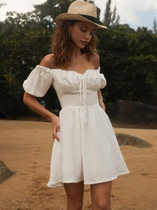 Detail des Off-Shoulder-Ausschnitts und Bindebandes am weißen Puffärmelkleid