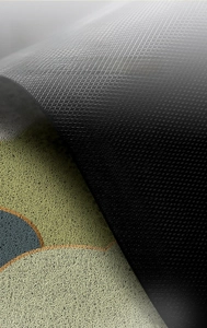 Détail du tapis en PVC avec motifs géométriques colorés et envers antidérapant à grille