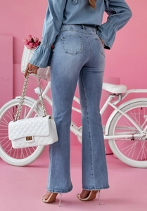 Vue arrière du jean évasé à taille haute en denim bleu clair avec poches