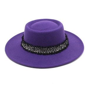 Detalle de un sombrero de lana morado de ala ancha con cinta decorativa de tweed