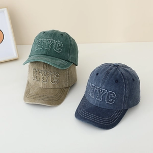 Détails de trois casquettes vintage en coton lavé avec broderie de lettres HYC
