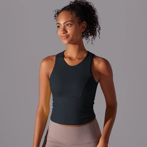 Détail du dos nageur sur débardeur de sport noir compressif pour femme de yoga et fitness