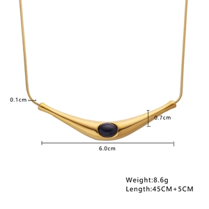 Collier chaîne serpent en acier titane doré avec barre courbée et gemme ovale sombre