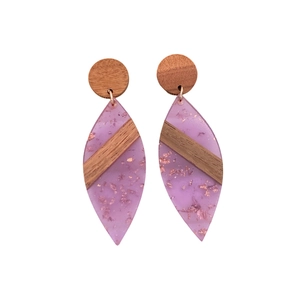 Orecchini minimalisti in acrilico viola e legno con foglie d'oro e perno in argento