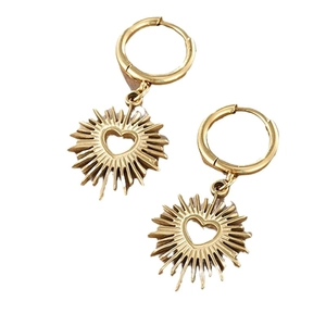 Boucles d'oreilles cœur dorées en acier inoxydable avec texture soleil et anneau