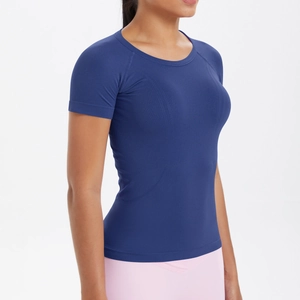Dettaglio della maglietta sportiva blu navy con trama in maglia senza cuciture traspirante