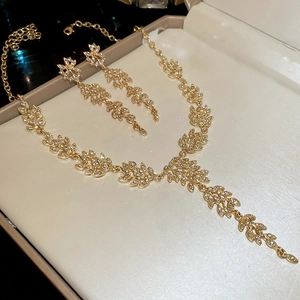 Vue détaillée de la parure de bijoux épi de blé doré avec diamants en boîte