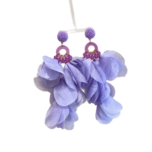 Boucles d'oreilles fleurs en tissu violet avec perles de cristal sur support blanc
