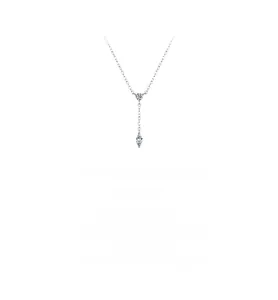 Détail du collier en Y en argent S925 avec zircon rond et pendentif goutte d'eau gravé