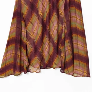 Jupe à carreaux vintage bordeaux et orange avec un ourlet asymétrique au style rétro chic