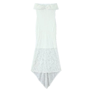 Robe blanche à épaules dénudées avec col en fausse fourrure et dentelle dentelée