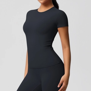 Détail du haut de yoga noir ajusté en tissu hautement élastique et respirant