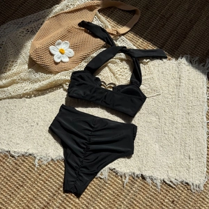 Set bikini nero disteso con fibbia a cuore in metallo e slip a vita alta arricciato