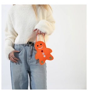 Détail du sac à main mignon en feutre bonhomme de pain d'épices avec broderie sur modèle