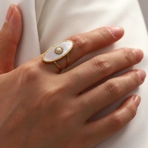 Bague en acier inoxydable doré 18 carats avec nacre ovale portée par un mannequin