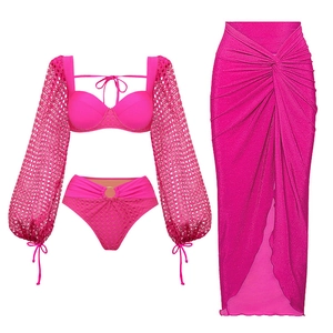 Détail de l'ensemble de maillot de bain rose néon 3 pièces avec manches en résille et paréo