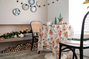 Detailansicht der Samt-Tischdecke mit festlichem Weihnachtsstern und Tannenzapfen-Druck
