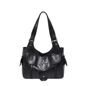 Sac cabas gothique en cuir grainé noir avec croix argentée sur un fond blanc neutre