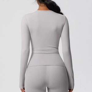 Détail d'un ensemble de yoga violet clair avec manches longues et legging vue de dos
