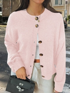Détail du cardigan en maille rose avec col rond et grands boutons contrastants