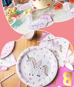 Détail du kit de fête licorne avec assiettes arc-en-ciel gobelets et couverts roses