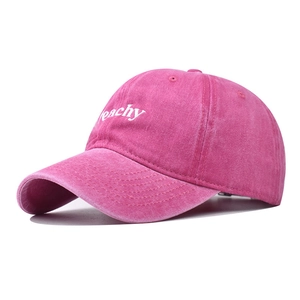 Dettaglio del ricamo peachy sul cotone lavato del berretto da baseball vintage