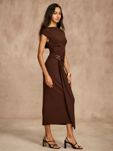 Sleeveless slim-fit brown maxi dress with waist gathering and gold metallic buckle