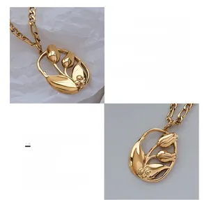 Vue macro du pendentif tulipe montrant le placage en or 18 carats sur l'acier titane