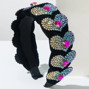 Dettaglio del cerchietto in velluto nero con cuori di strass e cristallo rosa