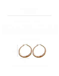 Guide des tailles boucles d'oreilles losange dorées mesurant 5,3 cm x 5,1 cm et pesant 12,9 g