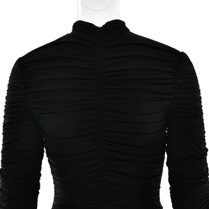 Détail du dos d'une robe moulante noire avec des fronces élégantes et un col montant