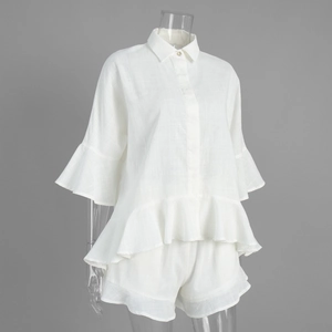 Détail d'un ensemble deux pièces en lin blanc avec manches à volants et short ample