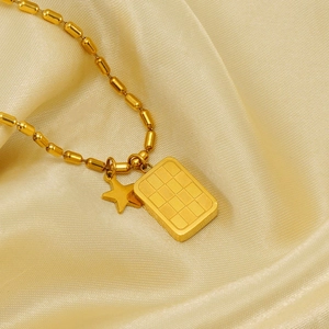 Collana a sfere in acciaio dorato con pendente rettangolare a scacchi e stella