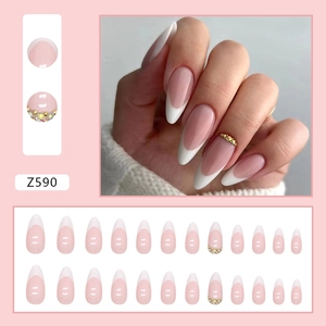 Faux ongles amande French rose tendre avec des détails en strass étincelants