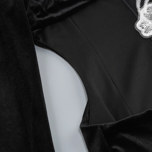 Détail du tissu en velours noir avec broderie de paillettes blanches et fermeture