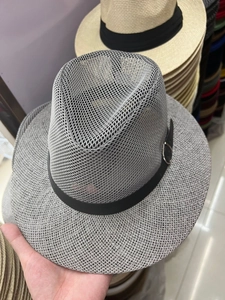 Chapeau Fedora en maille grise respirante avec bande en cuir noir pour le soleil d'été.