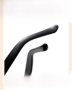 Détail des branches antidérapantes de lunettes de soleil enfant pour confort ergonomique