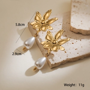 Vista dettagliata con dimensioni degli orecchini a fiore con perle placcati oro 18K