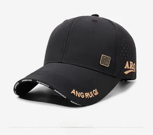 Détail de la casquette noire montrant les aérations laser et la broderie de lettres premium