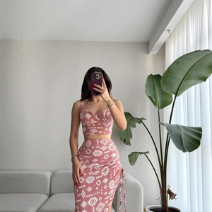 Ensemble d'été imprimé ethnique avec crop top col V et jupe midi fendue à cordon serrage