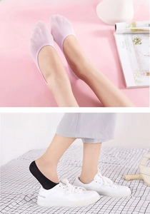 Detailed view of elastic low cut lace invisible socks in light purple and black colors