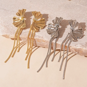 Orecchini pendenti a fiore in zircone con nappe in oro e argento su pietra