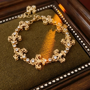 Détail macro du bracelet iris vintage français avec finition dorée et pierres de zircon