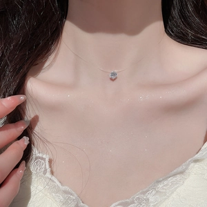 Primo piano della collana invisibile minimalista con pendente in zircone tondo da donna