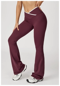 Detailaufnahme der burgunderroten Yogahose mit weißem V-förmigem gekreuztem High-Waist-Bund